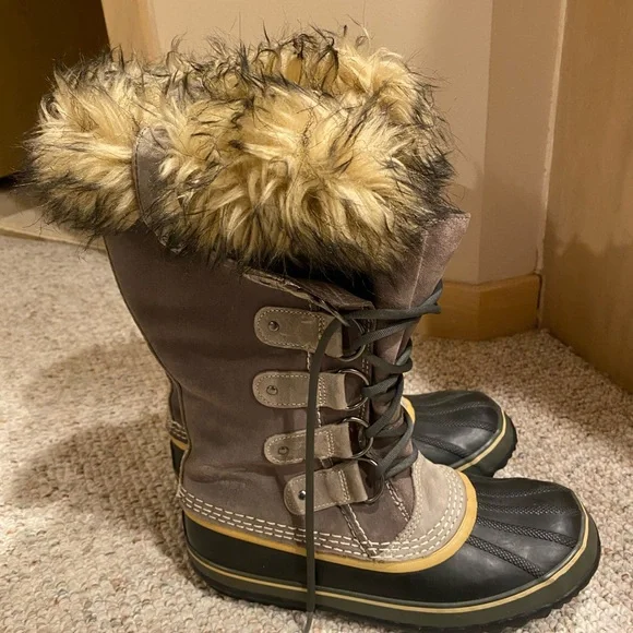 Sorel Black and Tan Fur-Trimmed Winter Boots - Picture 2 of 5